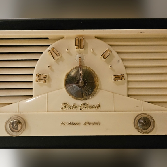 Vintage 1953 Northern Electric Baby Champ 5700 AM Radio - Picture 2 of 9